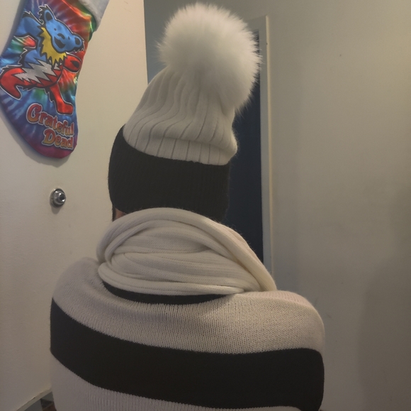 Loro Piana hat + scarf bundle NWT - Picture 5 of 9